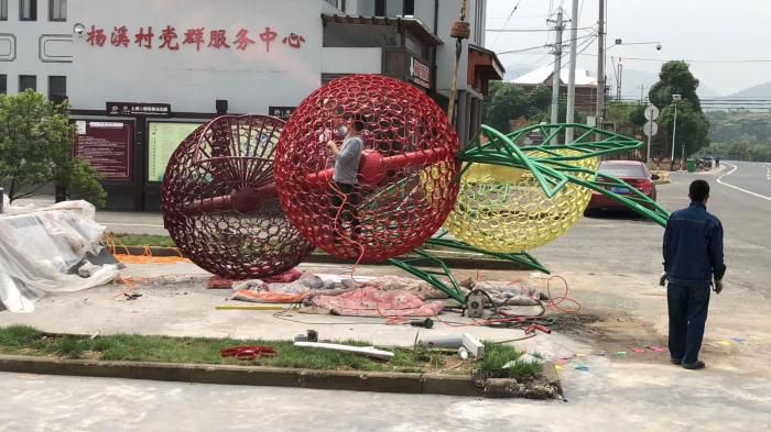 景区杨梅雕塑 景观镂空水果雕塑定做 瓜果雕塑主题定做